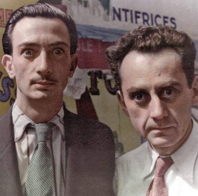 Испанский художник-сюрреалист Сальвадор Дали вместе с художником Ман Рэем в Париже, Франция, 1934 год.