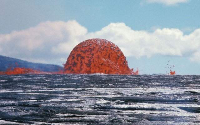 Фонтан лавы во время извержения вулкана на Гавайях. 1969 год.