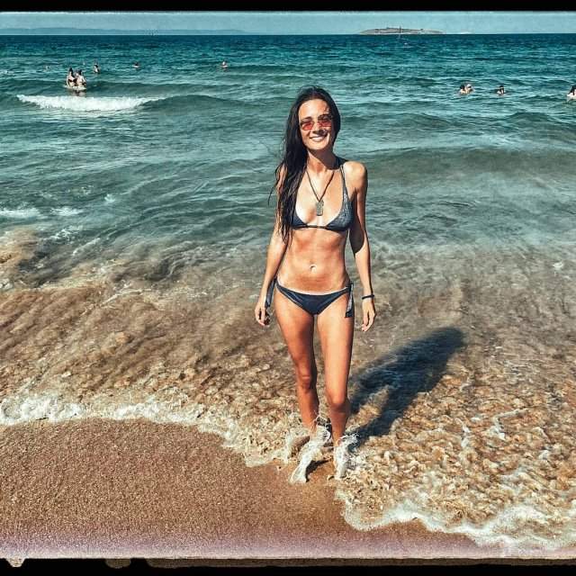 Звезда фильма &quot;Техасская резня бензопилой&quot; Лорина Камбурова в купальнике на пляже