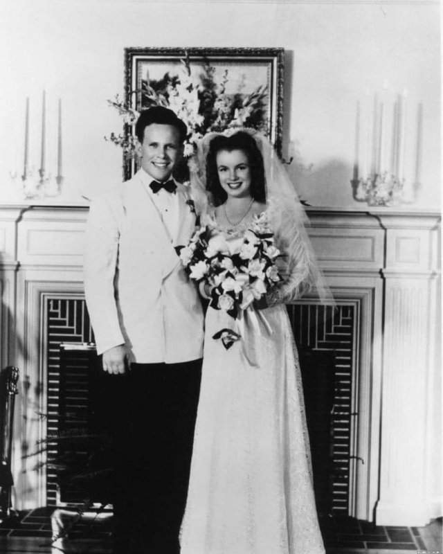Фотография первой свадьбы Мэрилин Монро, ей тогда было 16 лет, 1942 год.