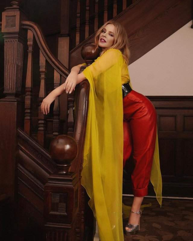 Кайли Миноуг в желтом платье и красных штанах