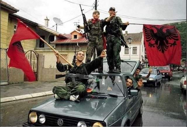 Албанские боевики из Армии освобождения Косова во время войны в Косове и Метохии. 1999 год.