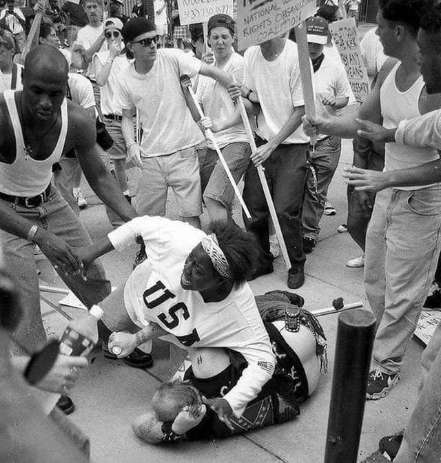 Темнокожая женщина защищает расиста от разъяренной толпы. 1996 год.