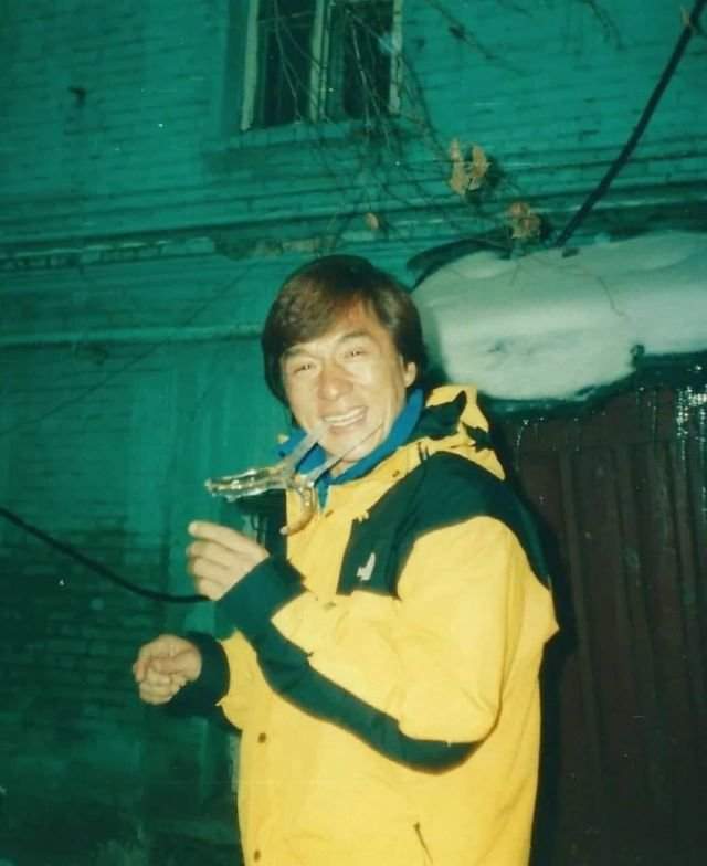 Джеки Чан во время съемок фильма &quot;Первый удар&quot;, Москва, 1996 год.