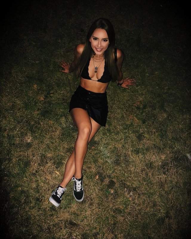 Дочь рэпера Эминема Хэйли Джейд Скотт в черном нижнем белье и юбке на траве