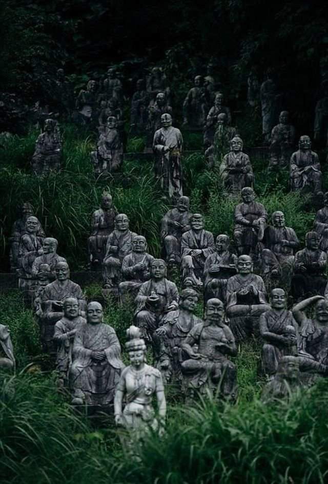 Заросшие статуи в японском парке