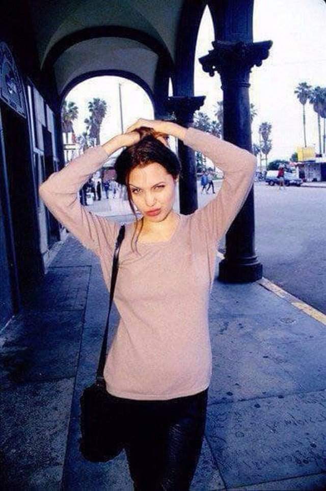 Анджелина Джоли, 1990-е.