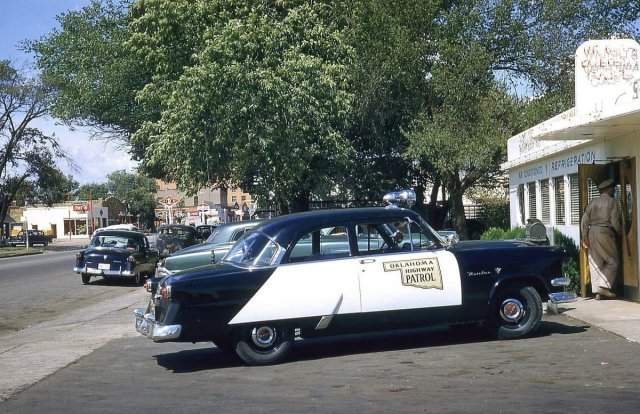 Патрульная машина Ford Mainline 1954 года у закусочной. Винита, Оклахома.