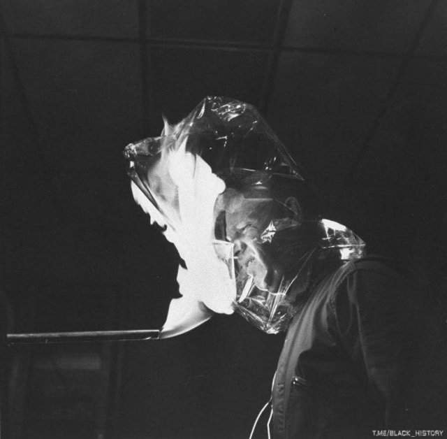 Демонстрация новой огнестойкой пластмассы фирмы DuPont, 1966 год.