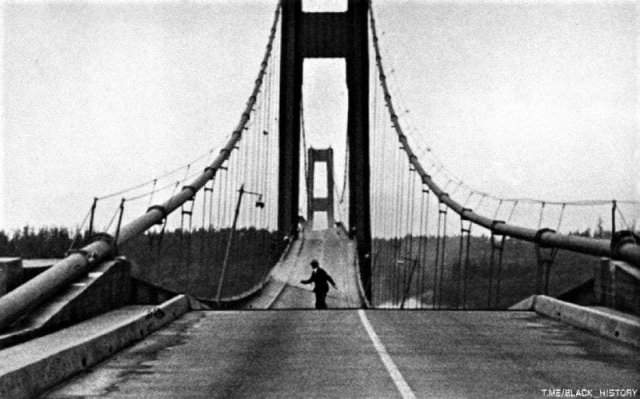 Единственный водитель спасается во время крушения Такомского моста, США, 1940 год.