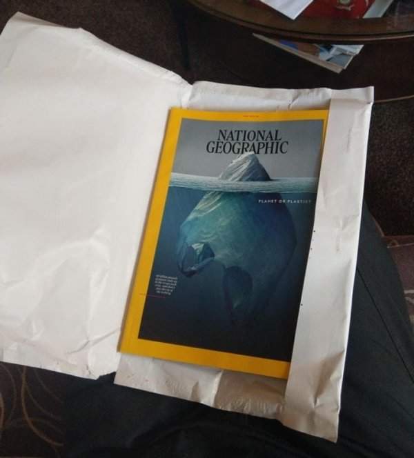 Экземпляр журнала National Geographic упакован в бумагу, а не в пластик