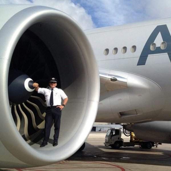 Трубина самолёта Boeing 787 в сравнении с человеком