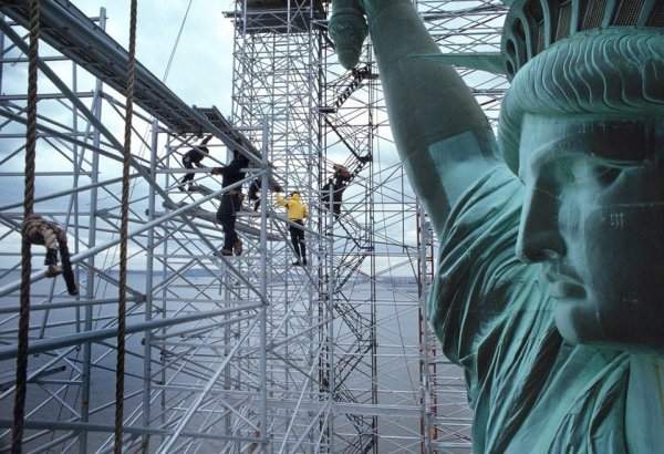 Рабочие реставрируют Статую Свободы