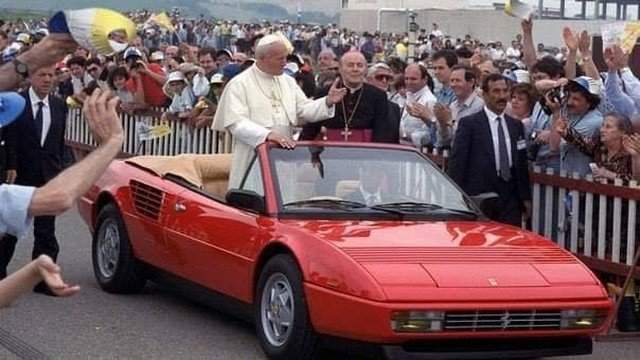 Римский папа Иоанн Павел II во время своего визита на завод Ferrari в Маранелло. Италия, 4 июня 1988 года.