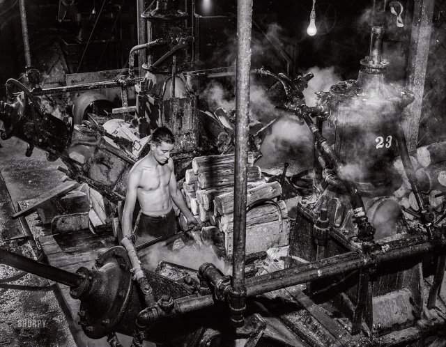 Одна из машин, перемалывающих древесину в целлюлозу на бумажной фабрике Mississquoi Corporation в Шелдон-Спрингс, Вермонт. Сентябрь 1941 года.