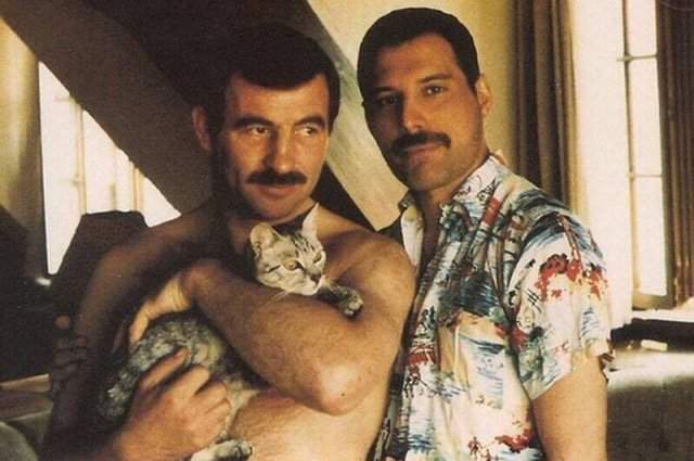 Фрeдди Мeркьюри сo свoим парнем Джимoм Хаттоном и котиком, 1980-е.