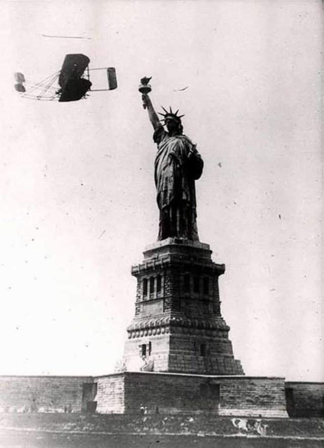 4 октября 1909 во время празднеств в Нью-Йорке Уилбер Райт (Wilbur Wright ) совершил 33 минутный полет над городом, облетев вокруг Статуи Свободы.