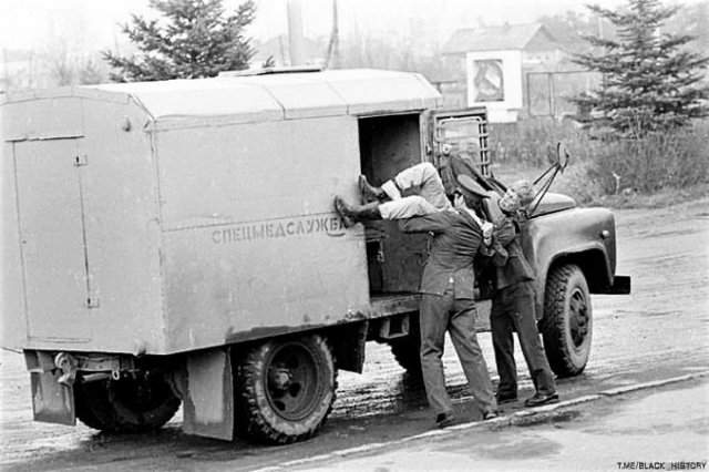 Милиционеры грузят нетрезвого гражданина в автомобиль спецмедслужбы для доставки в вытрезвитель, СССР, 1970-е.