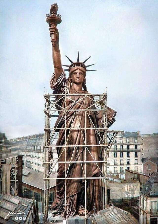 Цветное фото, со Статуей Свободы, в Париже, в 1886 году (до транспортировки в Америку).