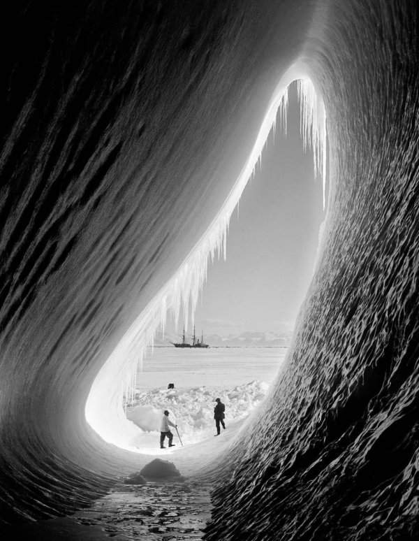 Геолог Томас Гриффит Тейлор и метеоролог Чарльз Райт у входа в ледяной грот, 1911 год