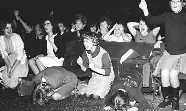 Эмоции молодых девушек на концерте The Beatles, Плимут, 1963 год