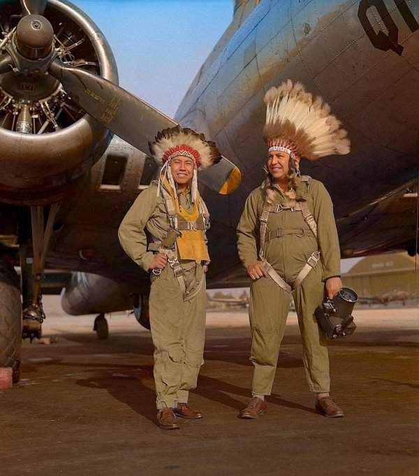 Члены экипажа бомбардировщика Boeing B-17 Flying Fortress, 1944 год