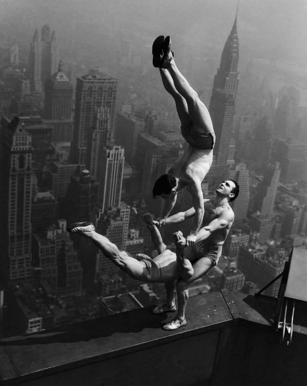 Акробаты Джарли Смит, Джуэлл Ваддек и Джимми Керриган балансируют на выступе Эмпайр-стейт-билдинг, 1934 год