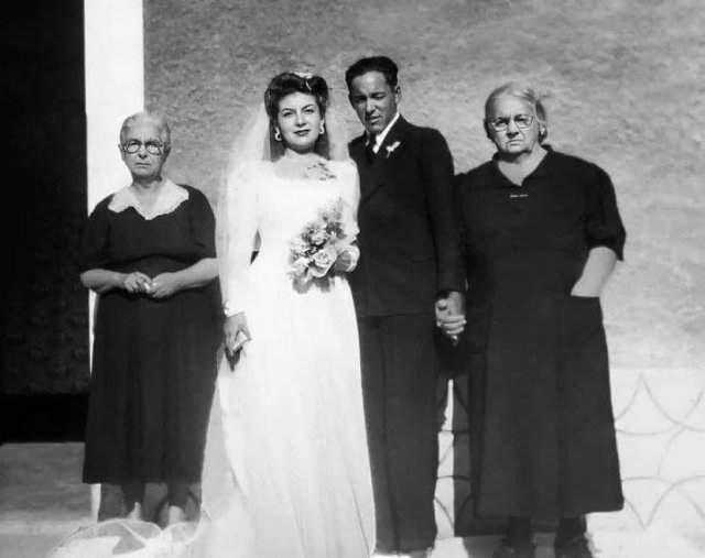 Молодожёны фотографируются в день свадьбы, Сицилия, 1940-е годы.