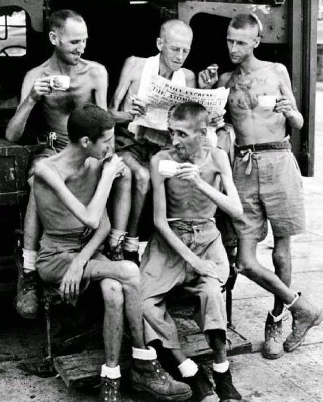 Aвстралийские солдaты после оcвобождения из японcкого плена в Сингaпуре, 1945 год