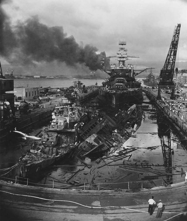 Военная база США в гавани Пёрл-Харбор после бомбардировки японской палубной авиацией. Гавайи, 7 декабря 1941 год