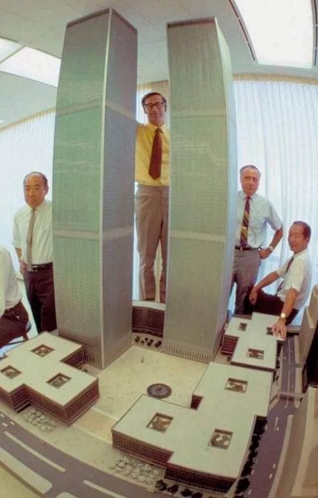 Архитекторы представляют макеты Всемирного торгового центра. США, 1964 год