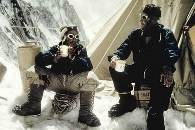Тенцинг Норгей и Эмунд Хиллари - первые покорители Эвереста, 28 мая 1953 года.
