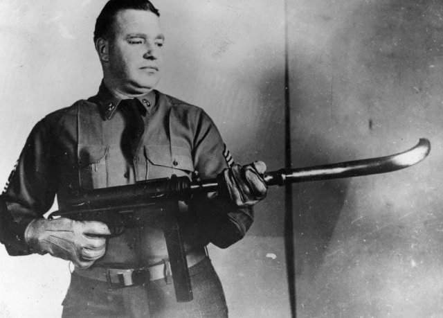 Пистолет-пулемет M-3 с изогнутым дулом для стрельбы из-за угла, США, 1953 год.