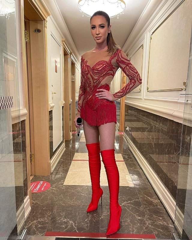 Ольга Бузова в красном плтье