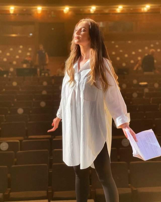 Ольга Бузова в белой рубашке на сцене МХАТ
