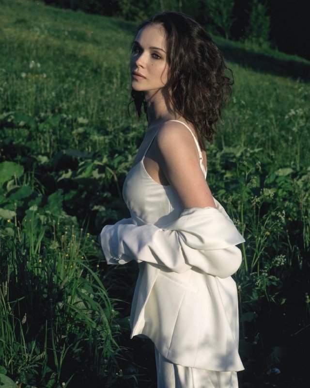 Софья Синицына - актриса, родившая Павлу Табакову дочь в белом платье