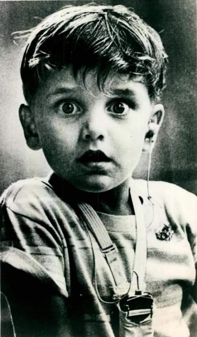Эмоции слабослышащего ребенка после установки слухового аппарата, 1974 год.