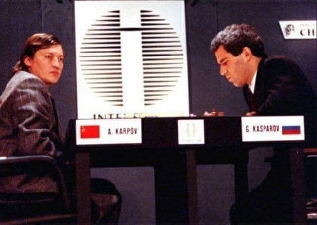 Kaспаров и Карпов играют под разными флагами на чемпионате мира в Нью-Йорке, США, 1990 год.
