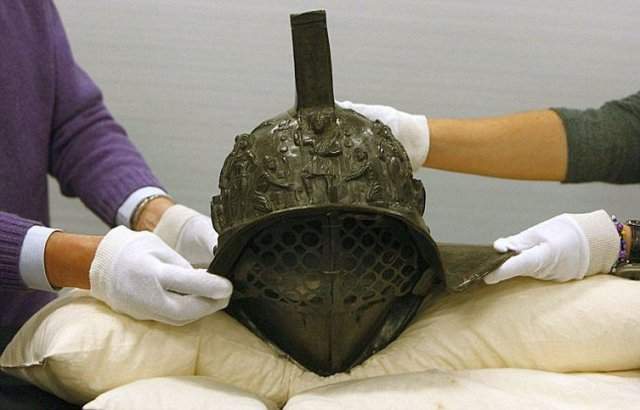 Шлем гладиатора, возраст находки около 2000 лет.