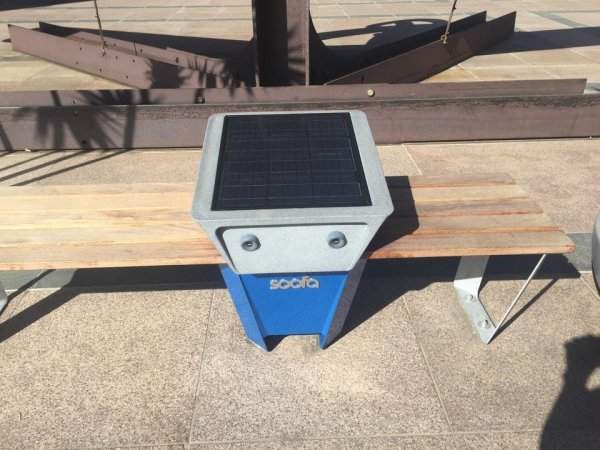 Скамейка с солнечной батареей и USB зарядкой