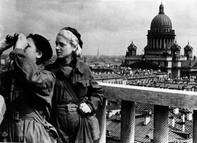 Девушки следят за небом. Ленинград 1942