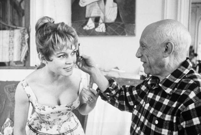 Пабло Пикассо изучает пропорции головы Брижит Бардо. 1950-е годы