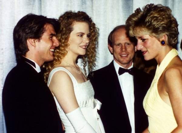 Принцесса Диана встречает Тома Круза и Николь Кидман на благотворительной премьере фильма «Далеко-далеко» в Лондоне. 1992 год