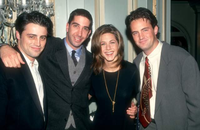 Мэтт Леблан, Дэвид Швиммер, Дженнифер Энистон и Мэттью Перри из сериала «Друзья» позируют во время пресс-тура. 1995 год