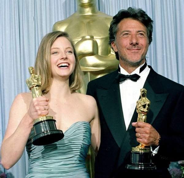 Джоди Фостер и Дастин Хоффман позируют со своими статуэтками за кулисами церемонии вручения премии «Оскар». 1989 год