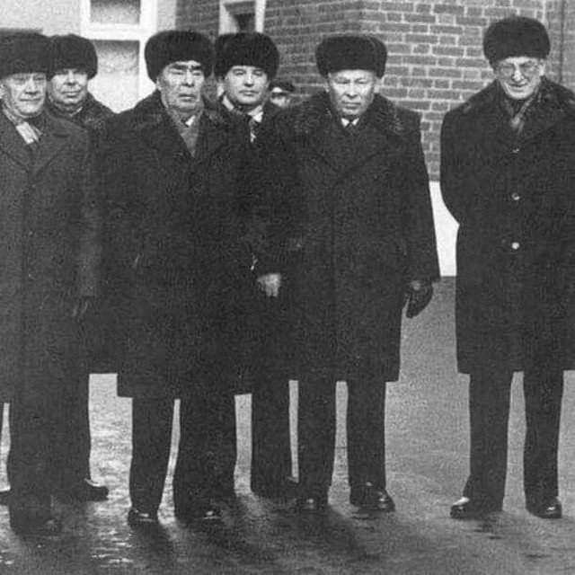 Брежнев, Горбачев, Черненко, Андропов - четыре генсека в одном кадре перед парадом 7 ноября 1981 года в Москве.