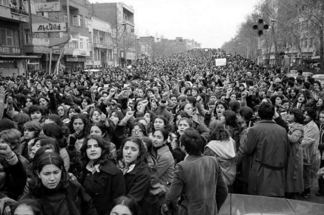100 000 иранских женщин выступают против закона о хиджабе, Тегеран, 1979 год