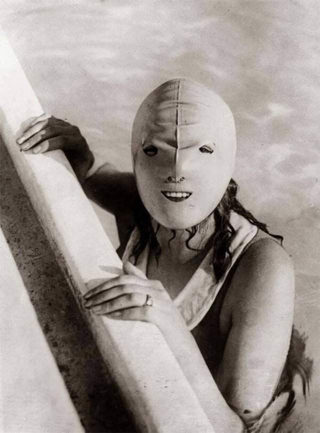 1920‑е годы, резиновая маска для плавания. Она должна была предохранять женскую кожу от солнца.