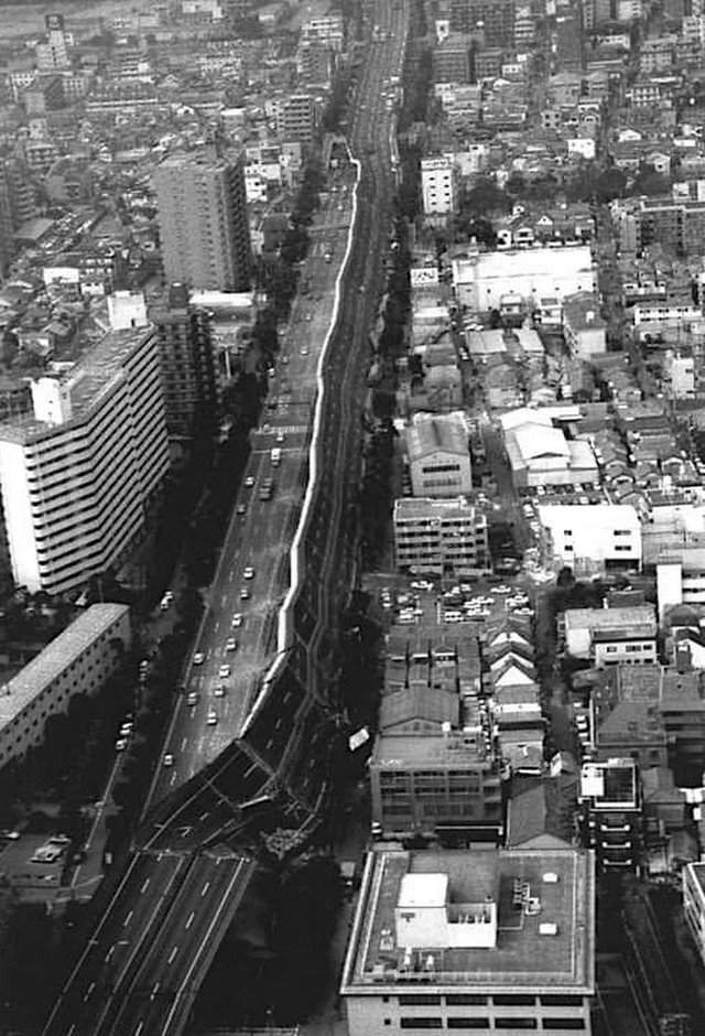 Часть рухнувшего скоростного шоссе Хансин после Великого хансинского землетрясения (или Землетрясение в Кобе), произошедшего 17 января 1995 года.