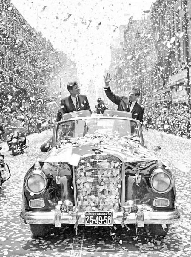 Президент Джон Кеннеди и президент Мексики Адольфо Лопес в поездке по улицам Мехико, 1962 год.